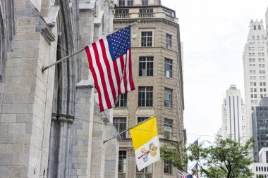 New York şehri. Amerika Birleşik Devletleri ve Vatikan şehir devleti Manhattan'daki St. Patrick Katedrali ana cephe asılı bayrakları