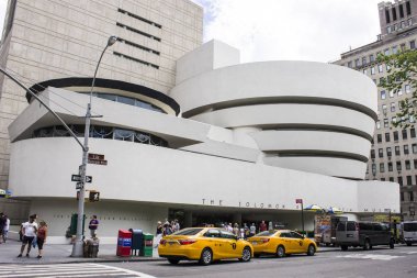 New York şehri. Solomon R. Guggenheim Müzesi, Fifth Avenue Manhattan'ın Yukarı Doğu Yakası mahallesinde bulunan Sanat Müzesi. 1959 yılında inşa edilmiş ve Frank Lloyd Wright tarafından tasarlanmıştır