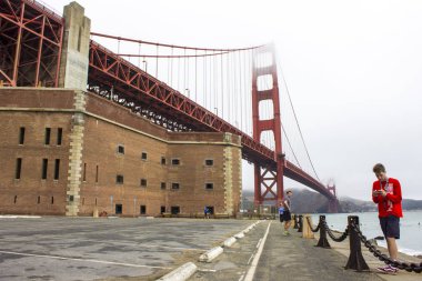 Golden Gate Köprüsü Fort noktasından görüldüğü gibi. San Francisco, California
