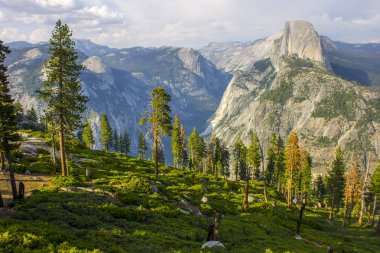 Half Dome ve Yosemite Vadisi'nden Washburn noktası gözlem alanı sayısı. Yosemite Milli Parkı, California. 1984 yılından bu yana Dünya Mirası