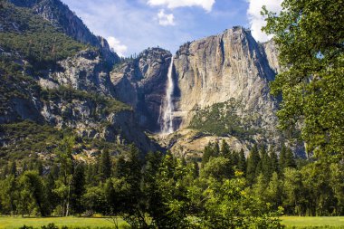 Yosemite Falls Yosemite Vadisi'nden, Kuzey Amerika'nın en yüksek Şelalesi kez izlendi. Yosemite Milli Parkı, California. 1984 yılından bu yana Dünya Mirası