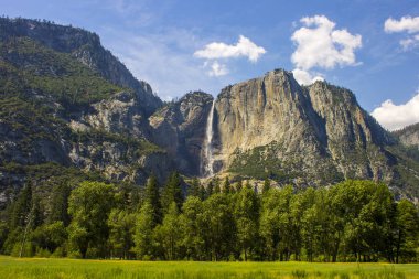 Yosemite Falls Yosemite Vadisi'nden, Kuzey Amerika'nın en yüksek Şelalesi kez izlendi. Yosemite Milli Parkı, California. 1984 yılından bu yana Dünya Mirası