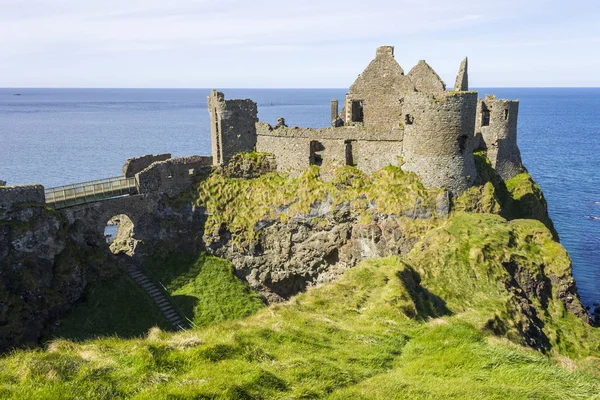 Dunluce Kalesi (İrlandaca: Dun Libhse), şimdi harap bir ortaçağ kalesi bulunan County Antrim, Kuzey İrlanda çıkıntının bir bazalt kenarında