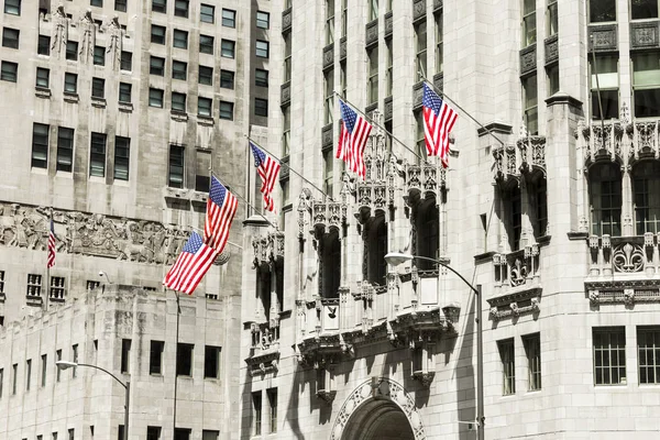 Banderas Americanas Torre Tribune Chicago Illinois — Foto de Stock