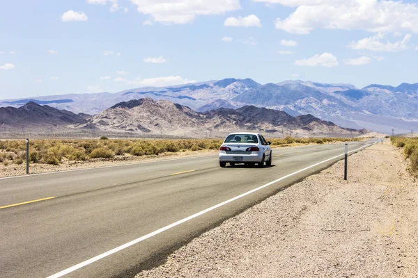 Coche Que Cruza Una Las Carreteras Parque Nacional Del Valle — Foto de Stock