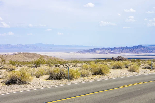 デスバレー国立公園 東カリフォルニアと世界で一番ホットな場所の一つである砂漠の谷を横切る道路の一つ — ストック写真
