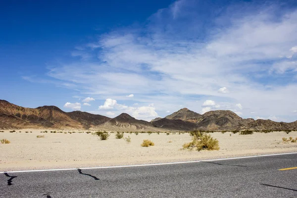 Egyik Utak Hogy Átlépi Death Valley Nemzeti Park Egy Sivatagi — Stock Fotó