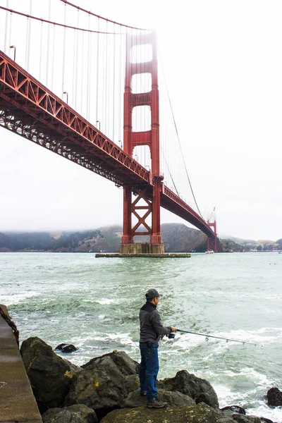 Rybak Połowów Fort Point Mostu Golden Gate Pierwszym Planie — Zdjęcie stockowe