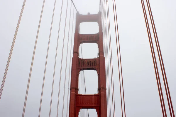 Detalhes Golden Gate Bridge Uma Ponte Suspensa Vermelha Pintada Que — Fotografia de Stock