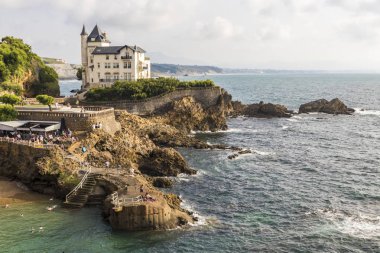 Biarritz, Fransa. Villa Beltza, Biarritz, Fransız Bask Ülkesi kayalık sahil şeridi kayalıklarla bir 19. yy neo-ortaçağ tarzı ev