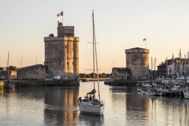 La Rochelle, Fransa. Eski liman (Vieux Port), La Chaine ve Saint Nicolas kuleleri ile görünümlerini
