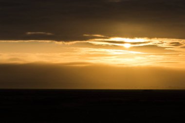 Mont-Saint-Michel Bay, Fransa, parlak şafak siyah ufuk ve turuncu bir gökyüzü ile