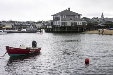 Nantucket Adası, Massachusetts. Sayısı ve geleneksel tekneler ile Nantucket Limanın ahşap evler bir puslu yaz gününde
