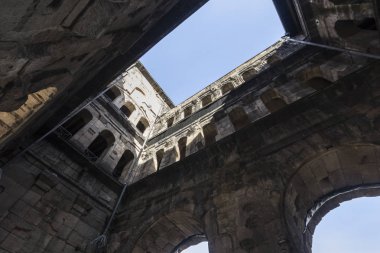 Trier, Almanya. Porta Nigra (Latince siyah kapı), bir büyük Roma kent kapısı Augusta Treverorum antik şehir. 1986 yılından bu yana Dünya Mirası