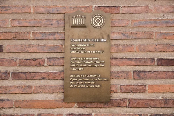 德国特里尔 罗马纪念碑 圣彼得大教堂和特里尔圣母教堂的联合国教科文组织标记 自1986年以来一直被列为世界遗产 康斯坦丁巴西利卡 — 图库照片