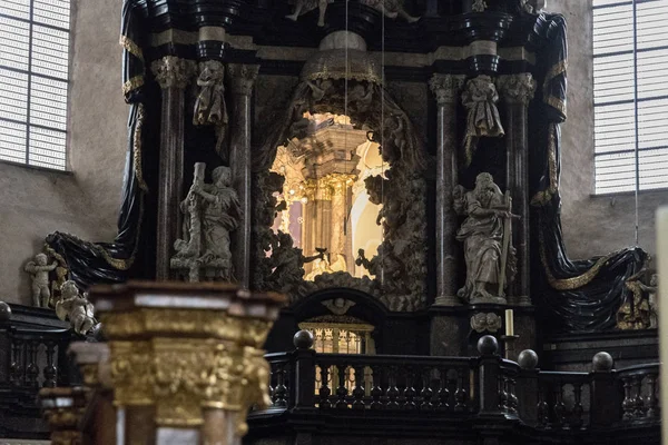 德国特里尔 在圣彼得大教堂 Hohe Domkirche 圣彼得 的高大教堂内 是一座罗马天主教大教堂 自1986年以来一直是世界遗产 — 图库照片