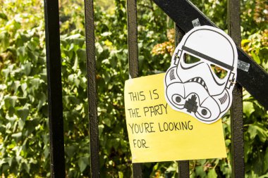 Philadelphia, Pennsylvania. Giriş işareti ile bir çizilmiş Stormtrooper kask ve bu olduğunu parti sen Are seyir için bir yıldız savaşları temalı parti için