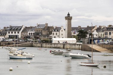 Roscoff, Fransa. Phare de Roscoff, Brittany Sahil (Bretagne bu küçük kasabada bir deniz feneri)