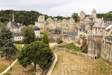Fougeres, Fransa. Chateau de Fougeres, doğal olarak korunan bir site ve Avrupa'nın en büyük Ortaçağ kale üzerine kurulmuş bir kale