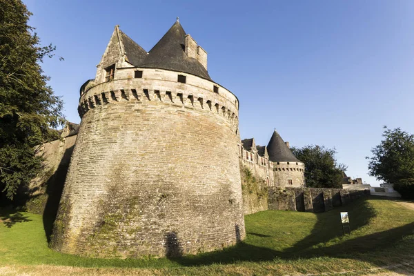 Pontivy, Fransa. Chateau des Rohan, hendek, merkezi Brittany (Bretagne büyük yuvarlak kuleli bir ortaçağ kalesi ile)
