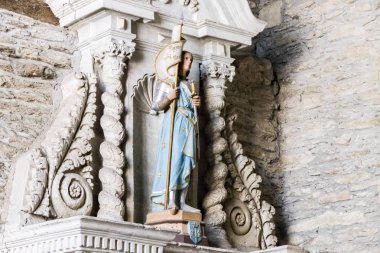 Rochefort-tr-Terre, Fransa. Joan of Arc içinde kilise Notre Dame de la Tronchaye heykeli