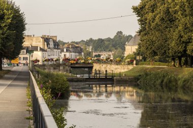 Pontivy, Fransa. Nehir Blavet, Nantes Brest kanal manzarasına güzel yaz sabahı