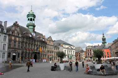 Mons, Belçika. Grand Place (merkezi kare) ve bir güzel yaz gününde Hotel de Ville (Belediye Binası)