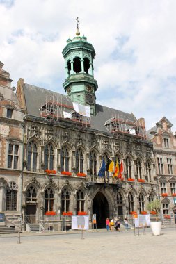 Mons, Belçika. Grand Place (merkezi kare) ve bir güzel yaz gününde Hotel de Ville (Belediye Binası)