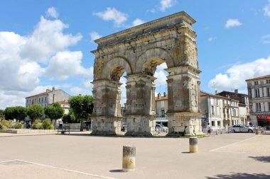 Saintes, Fransa. Germanicus, bir antik Roma kemer kemer Mediolanum Santonum, modern gün Saintes, Charente-Maritime
