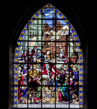 Fougeres, Fransa. Joan of Arc kuşatma Orleans sonra kilise Saint-Sulpice Kilisesi temsil eden vitray pencere