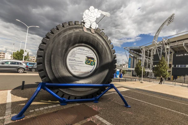 法国克莱蒙 费兰世界上最大轮胎上的L Aventure Michelin博物馆的Bibendum Michelin Tyre Man — 图库照片
