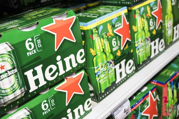 Doboz Heineken Sör Egy Szupermarketben Puy Velay Franciaország — Stock Fotó