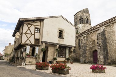 Charroux, Fransa. Auvergne 'deki Allier Bölümü' nün en güzel köylerinden birinde yarı keresteli ev ve kilise kulesi.