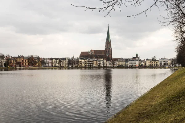Pfaffenteich pond, Schwerin, Alemania —  Fotos de Stock