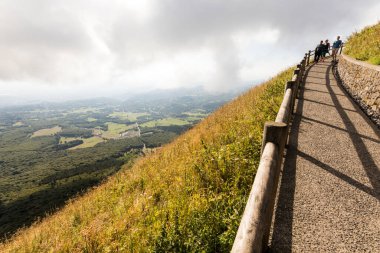 Puy de Dome 'dan Chaine des Puys, Fransa' nın Massif Merkezi 'nde bir kül koni zinciri, lav kubbeleri ve büyücüler zinciri. UNESCO Dünya Mirası Alanı