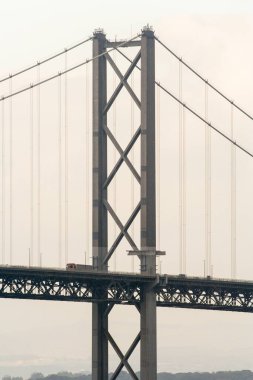 Edinburgh, İskoçya. Forth Road Köprüsü, 1964 'te bir asma köprü açıldı.