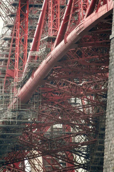爱丁堡 苏格兰 第四号铁路桥的油漆 维修及修葺工程 可从南金钟轮渡看到 — 图库照片