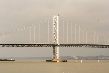 Edinburgh, İskoçya. Forth Road Köprüsü, 1964 'te bir asma köprü açıldı.