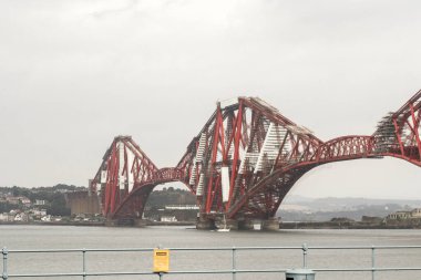 Edinburgh, İskoçya. Güney Queensferry 'deki Forth Rail Köprüsü' nde boyama, onarım ve onarım çalışmaları.