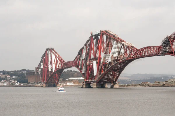 爱丁堡 苏格兰 第四号铁路桥的油漆 维修及修葺工程 可从南金钟轮渡看到 — 图库照片
