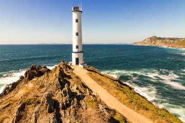 Cangas, İspanya. Galiçya 'daki Faro de Cabo Evi (Cape Home Lighthouse), güzel bir yaz günü boyunca