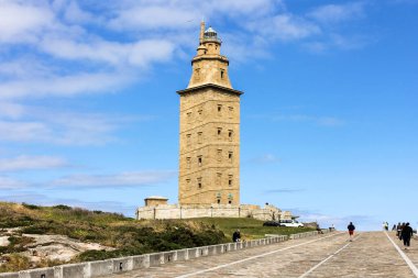 Bir Coruna, İspanya. Herkül Kulesi, antik Roma deniz feneri ve Galiçya 'nın büyük tarihi simgesi.