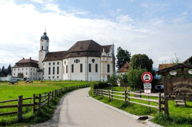 Wies, Almanya. Bavyera 'nın Alplerin eteklerinde yer alan bir oval rokoko kilisesi olan Wies Kilisesi (Wieskirche). Bir Dünya Mirası Sitesi