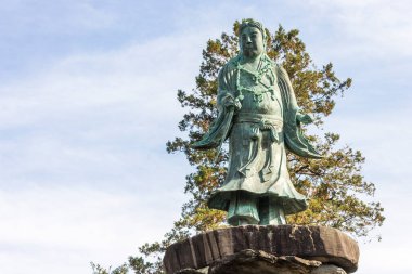 Kanazawa, Japonya. Yamato Takeru no Mikoto heykeli ya da Kenroku-en Bahçeleri 'ndeki efsanevi Japon prensi Prens Ousu.