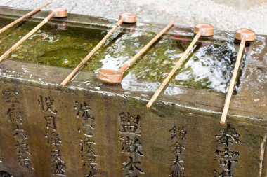 Kamakura, Japonya. Temizu-ya da Chouzu-ya, Kotoku-in tapınağının girişindeki bir Shinto su abdest pavyonu.