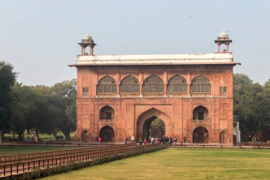 Delhi, Hindistan. Naubat Khana ya da Naqqar Khana, Kırmızı Kale 'nin dış ve iç sarayının girişinde duran davul evi.