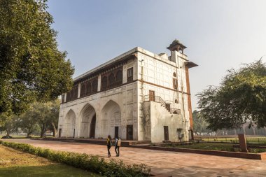 Delhi, Hindistan. Naubat Khana ya da Naqqar Khana, Kırmızı Kale 'nin dış ve iç sarayının girişinde duran davul evi.