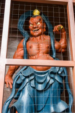 Kamakura, Japonya. Nio büyük koruyucu tanrı heykelleri Kotoku-in Budist tapınağının girişinde.