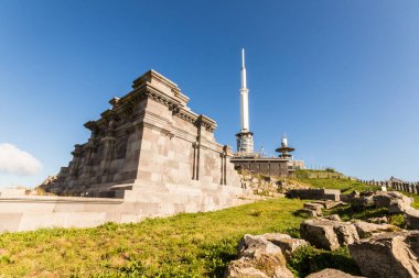 Le Puy de Dome, Fransa 'nın orta kesimindeki Massif Merkezi' nin Chaine des Puys bölgesinde bir lav volkanı.