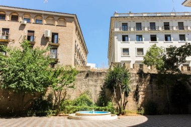 Sevilla, İspanya. Plaza del Cabildo, Sevilla 'nın eski kasabasında duvarlarla çevrili ve yarım daire şeklinde bir meydan.
